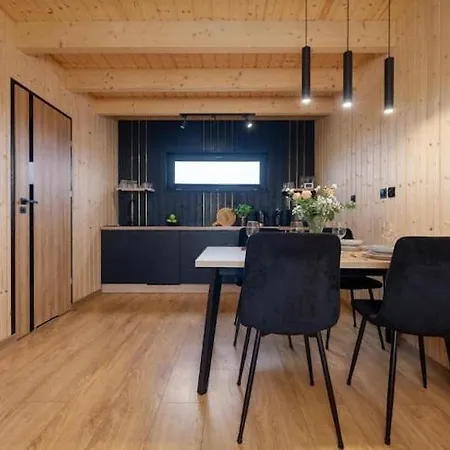 Comfortable Homes, Pool, Sauna, Jacuzzi *