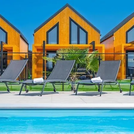 Comfortable Homes, Pool, Sauna, Jacuzzi بيت للعطل Kopań
