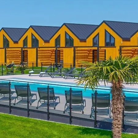 Comfortable Homes, Pool, Sauna, Jacuzzi بيت للعطل *